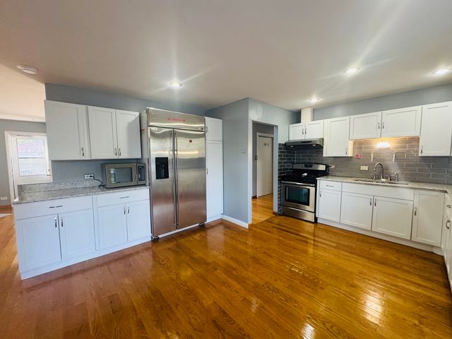 670 Lakeview Lane, Hoffman Estates, IL 60169