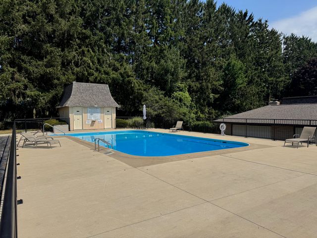 2727 S Lakeshore Drive 7, St. Joseph, MI 49085