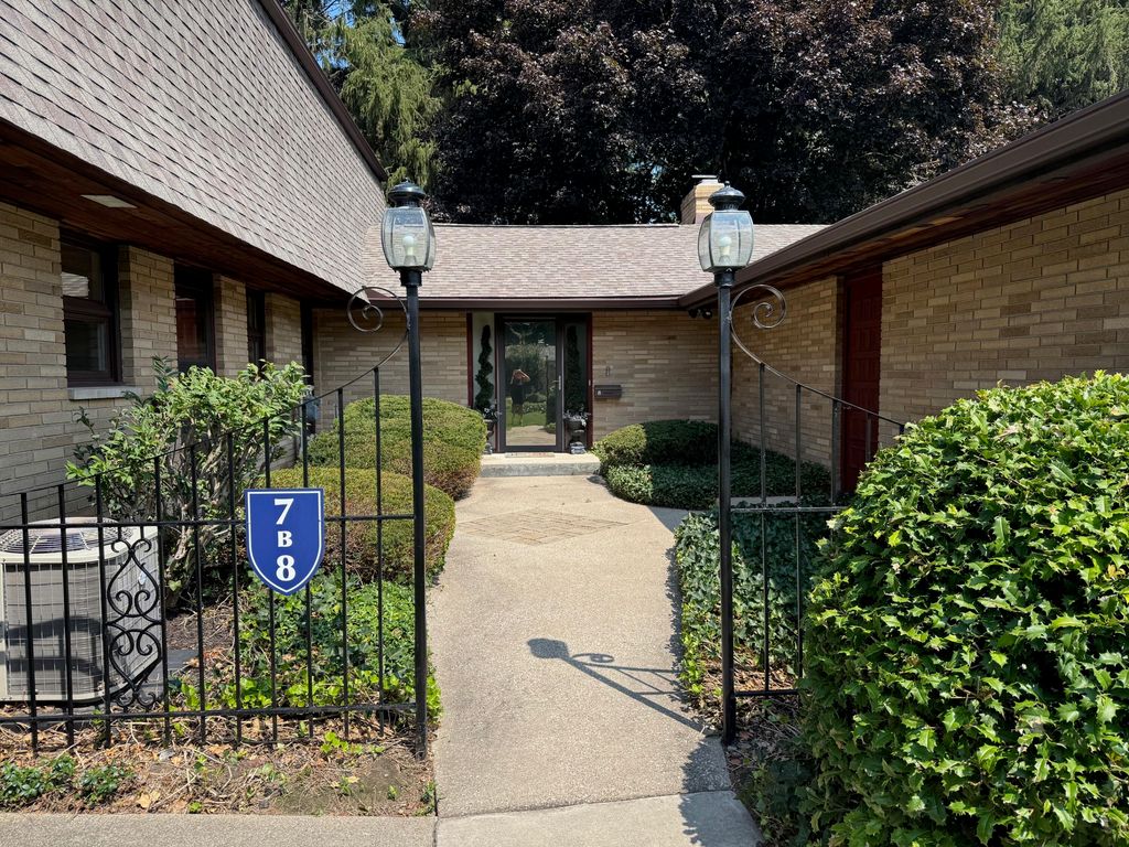 2727 S Lakeshore Drive 7, St. Joseph, MI 49085