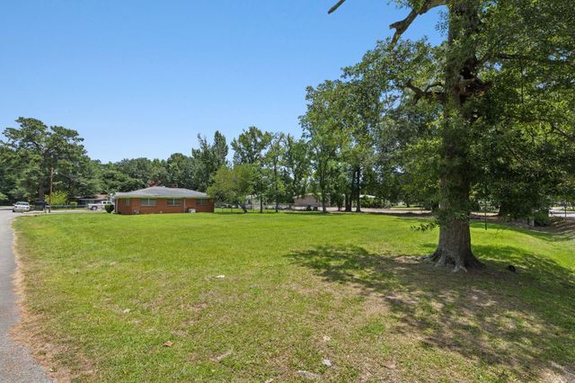 607 Walker Avenue, Cleveland, TX 77327