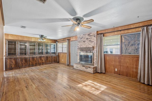 607 Walker Avenue, Cleveland, TX 77327