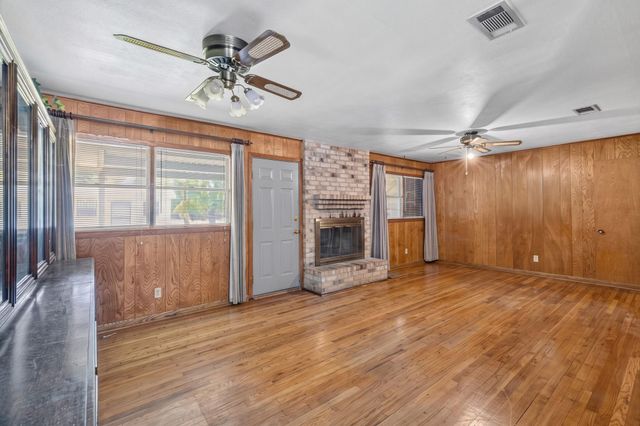 607 Walker Avenue, Cleveland, TX 77327