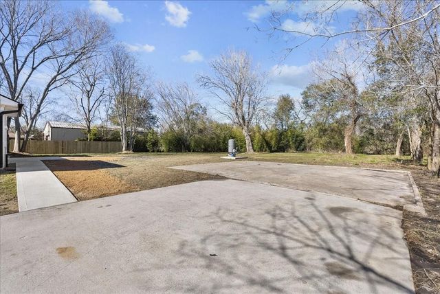 12219 Oakline Drive, Brookside, TX 77581