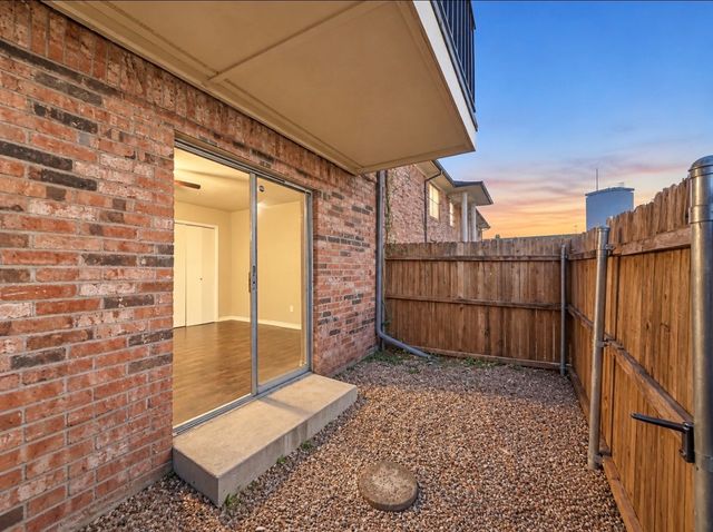 8067 Meadow Road 114, Dallas, TX 75231