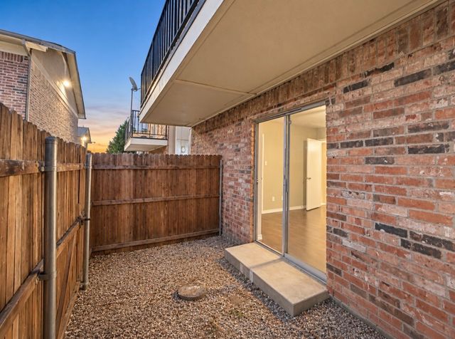 8067 Meadow Road 114, Dallas, TX 75231