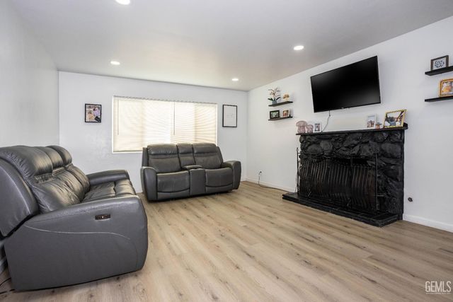 1200 San Vicente Drive, Bakersfield, CA 93307