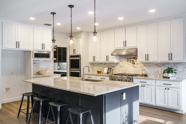 1130 Cogburn Court, Shady Shores, TX 76208