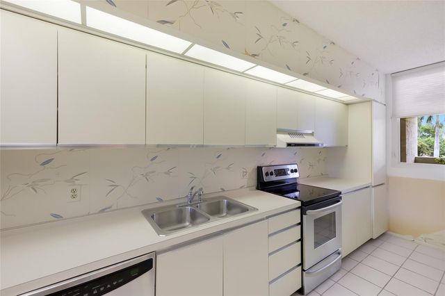 1095 GULF OF MEXICO DRIVE 102, Longboat Key, FL 34228