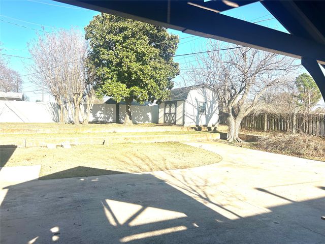 1401 Greenbrier Drive, Sherman, TX 75092