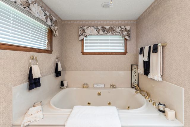 226 Bushwhacker Drive, Mabank, TX 75156