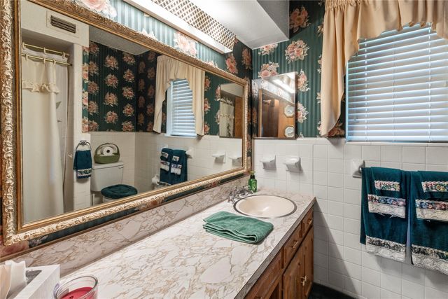 226 Bushwhacker Drive, Mabank, TX 75156