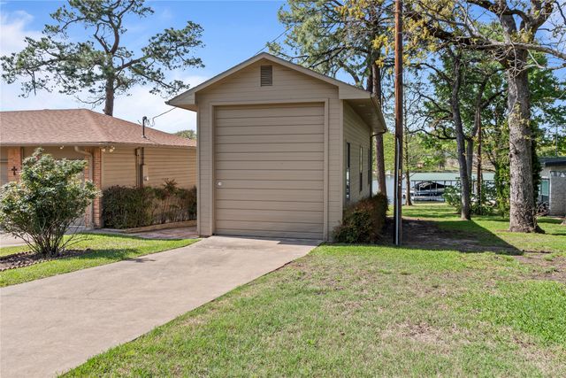 226 Bushwhacker Drive, Mabank, TX 75156