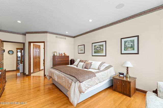 1338 Pine Valley Drive, Bowling Green, OH 43402