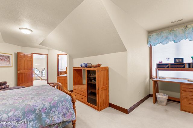 1338 Pine Valley Drive, Bowling Green, OH 43402