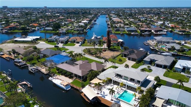 4964 Seville CT, Cape Coral, FL 33904