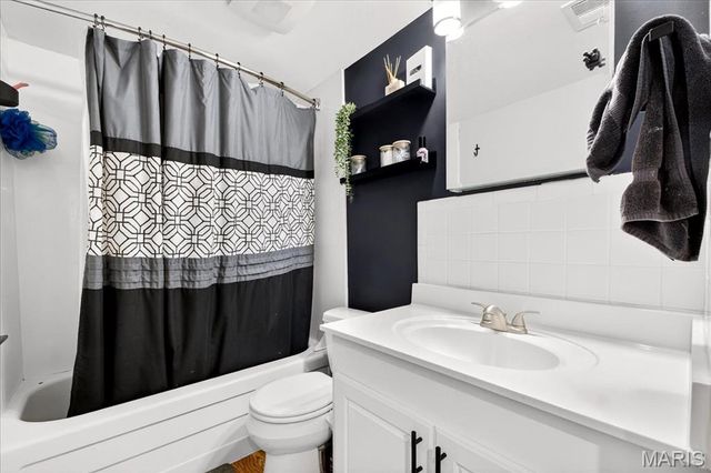 10032 Sakura Drive, St Louis, MO 63128