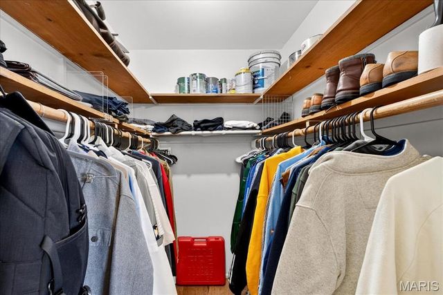 10032 Sakura Drive, St Louis, MO 63128