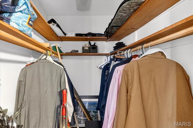 10032 Sakura Drive, St Louis, MO 63128