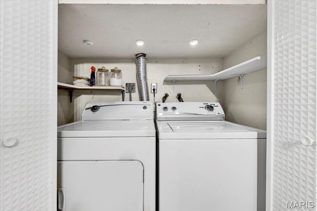 10032 Sakura Drive, St Louis, MO 63128