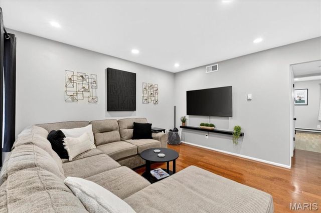 10032 Sakura Drive, St Louis, MO 63128