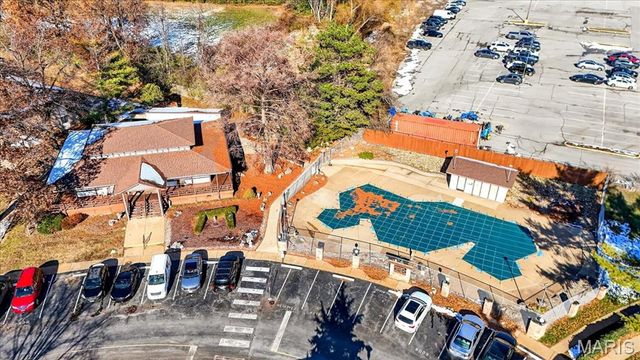 10032 Sakura Drive, St Louis, MO 63128