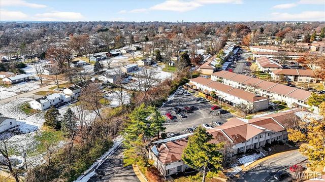 10032 Sakura Drive, St Louis, MO 63128