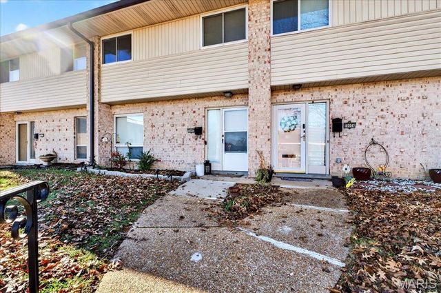 10032 Sakura Drive, St Louis, MO 63128