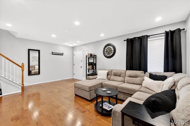 10032 Sakura Drive, St Louis, MO 63128