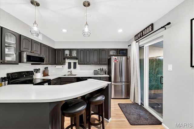 10032 Sakura Drive, St Louis, MO 63128