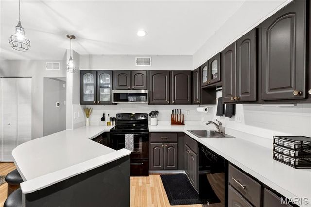 10032 Sakura Drive, St Louis, MO 63128