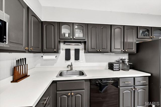 10032 Sakura Drive, St Louis, MO 63128