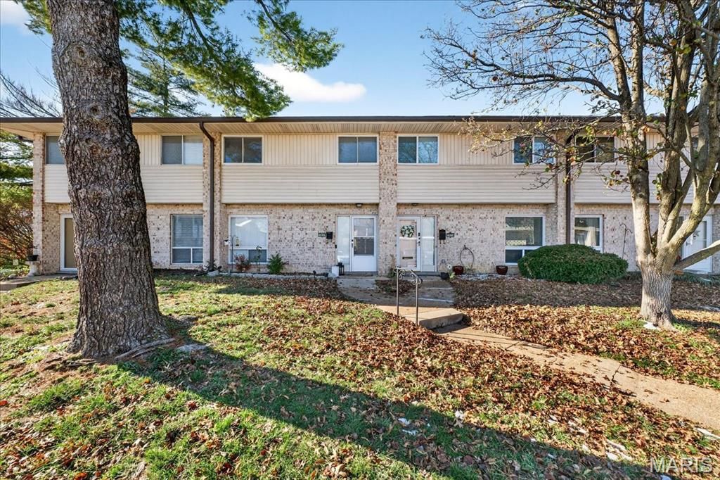 10032 Sakura Drive, St Louis, MO 63128