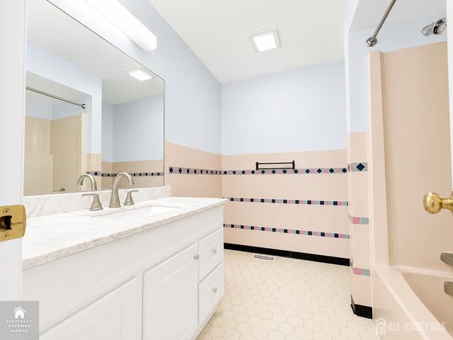 76 Lexington Circle, Old Bridge, NJ 07747