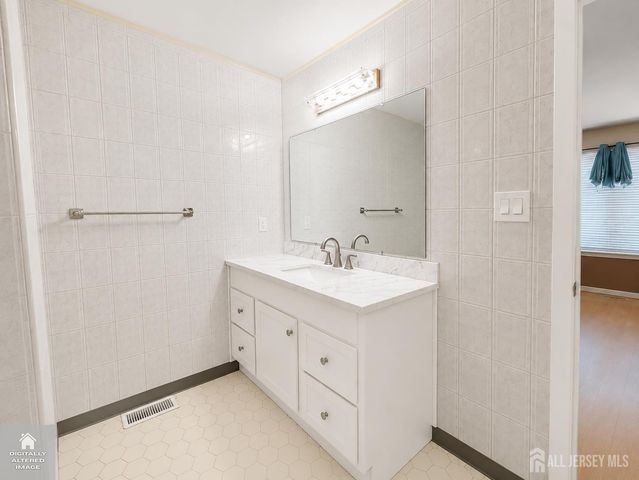 76 Lexington Circle, Old Bridge, NJ 07747