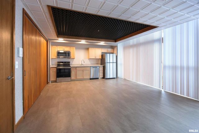 509 9TH Street 304, De Witt, IA 52742