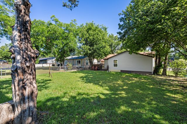 2006 E Cates Street, Bridgeport, TX 76426