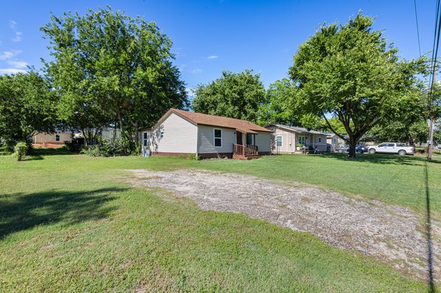 2006 E Cates Street, Bridgeport, TX 76426