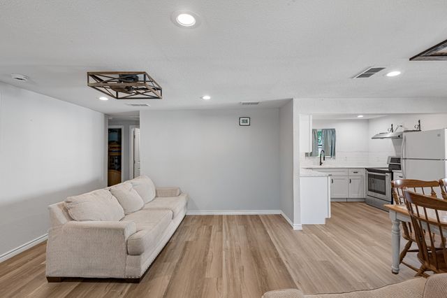 2006 E Cates Street, Bridgeport, TX 76426