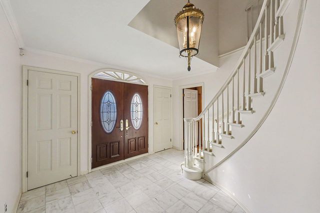 5054 Kings Gate Way, Bloomfield Hills, MI 48302