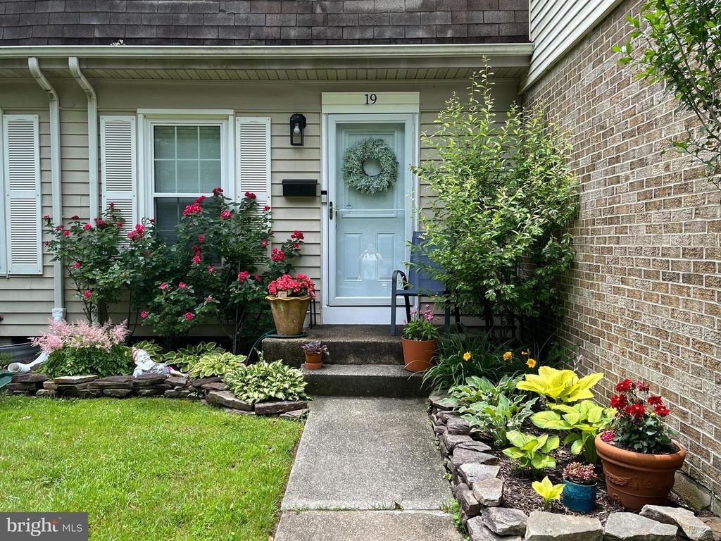 19 BURNSWAY CT #9E, Baltimore, MD 21236