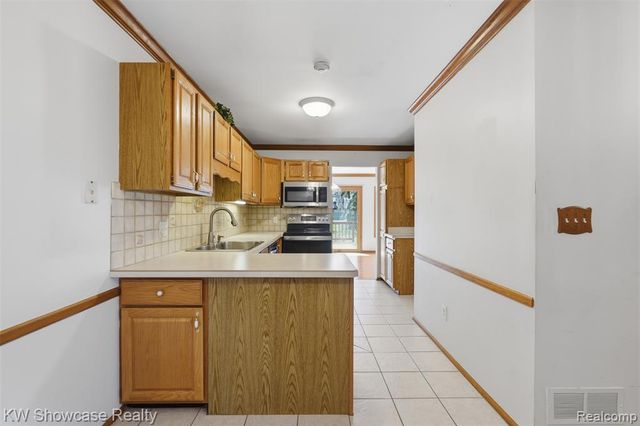 42289 Saratoga Circle 8, Canton, MI 48187