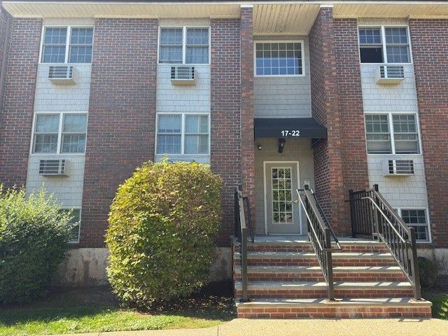 669 Metacom Avenue 17, Bristol, RI 02809