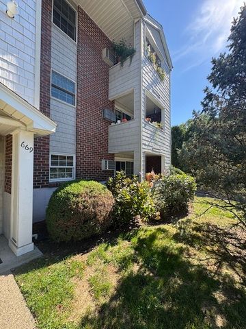 669 Metacom Avenue 17, Bristol, RI 02809