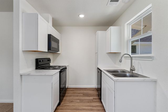 2002 2nd ST 402, Taylor, TX 76574