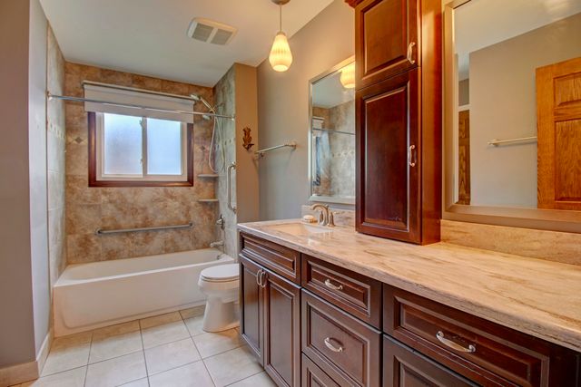 2266 Durham Drive, Wheaton, IL 60189