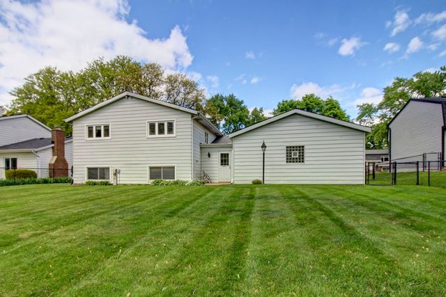 2266 Durham Drive, Wheaton, IL 60189