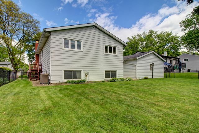 2266 Durham Drive, Wheaton, IL 60189