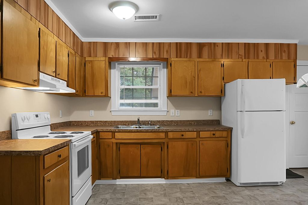 Image 10 of property listing at 429 Sandhill Road, Dorchester, SC 29437