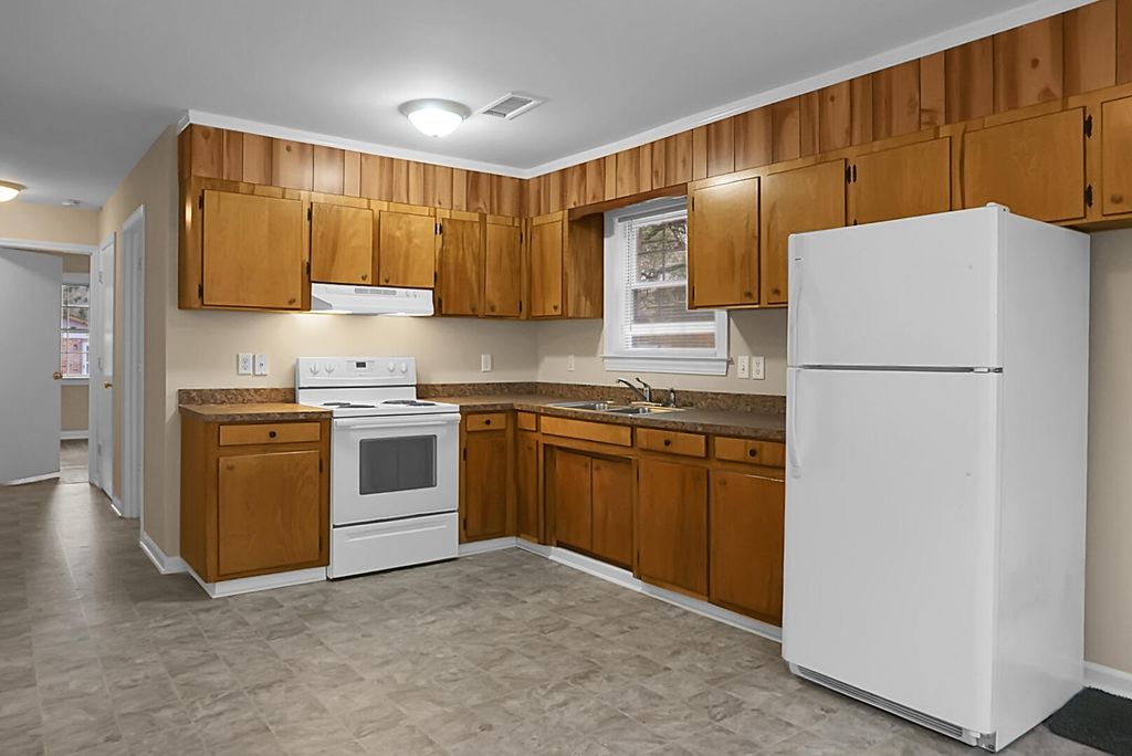 Image 11 of property listing at 429 Sandhill Road, Dorchester, SC 29437