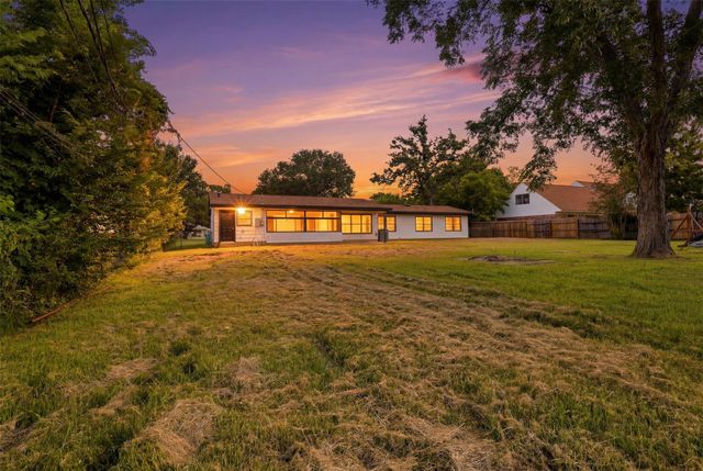 102 Tanglewood Street, Baytown, TX 77520